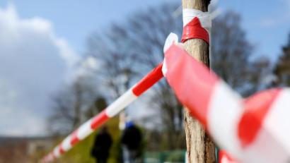 Bild: Roland Weihrauch/dpa
Mit Flatterband sind Teile eines Spazierweges abgesperrt. Trotz Ausflugswetter und den nahenden Ostertagen appellieren Staatsregierung und Polizei: Wenn möglich, bitte zu Hause bleiben.