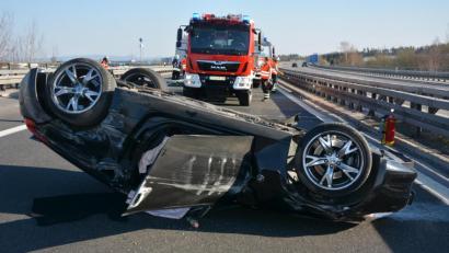 Bild: jr
Der Nissan landet auf dem Dach, der Fahrer konnte sich selber noch befreien.