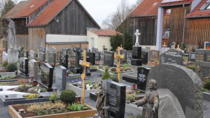 Bild: kro
Die Coronakrise berührt auch die Friedhöfe. Beerdigungen können nur mehr im kleinsten Kreis stattfinden.
