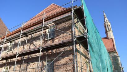 Bild: szl
Das Lorettoheim in Erbendorf ist in den letzten Zügen vor der Fertigstellung. Gerade wird der Putz abgeschlagen.