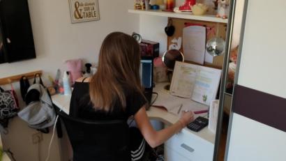 Bild: exb/Landgraf-Ulrich-Schule
Eine Schülerin der achten Klasse an der Landgraf-Ulrich-Mittelschule in Pfreimd musste wie alle Schüler in Bayern den Unterricht von zu Hause aus bestreiten. Ein PC ist dabei unabdingbar.