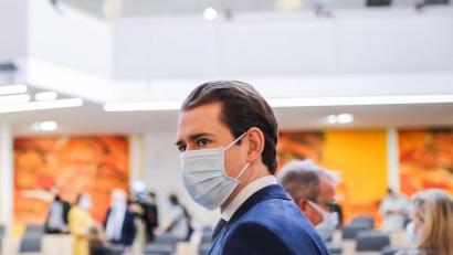 Bild: Andy Wenzel/dpa
Sebastian Kurz (ÖVP), Bundeskanzler von Österreich, trägt vor Beginn einer Nationalratssitzung einen Mundschutz.