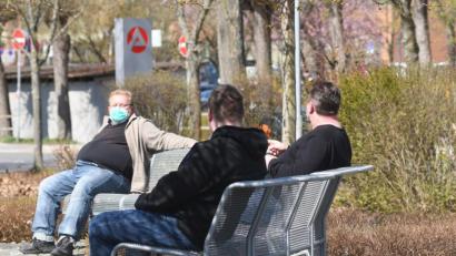 Symbolbild: Gabi Schönberger
Immer schön auf Abstand sitzen und im Zweifel eine Gesichtsmaske tragen. Nicht überall sind die Menschen so vorsichtig wie hier.