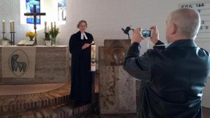 Bild: weu
In Oberviechtach zeichnete Pfarrer Norbert Schlinke die Aufnahmen für die Ostergottesdienst mit seinem Smartphone auf.