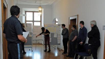 Bild:  Christine Hollederer/exb
Jeden Tag um 14 Uhr tritt die Führungsgruppe Katastrophenschutz im Landratsamt zusammen. Mundschutz ist dabei Pflicht.