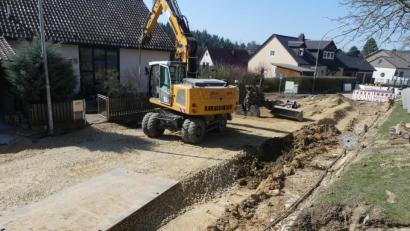 Bild: rn
An der Böschung zum Gymnasium hin (rechts) wird auf Wunsch des Eschenbacher Stadtrats ein mit L-Steinen gesicherter Fußweg angelegt.