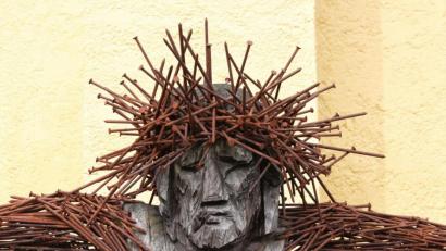 Bild: ind
„Himmel-Erd-Kreuz“ ist der Name der drei Meter hohen Skulptur (hier ein Ausschnitt), die vor der Stadtpfarrkirche in Hirschau steht. Die Dornenkrone aus übergroßen Zimmermannsnägeln soll den Schmerz und das Leid Jesu noch eindrucksvoller verdeutlichen. Geschaffen hat dieses Werk im Jahr 2006 die Ursensollener Künstlerin Sabine Mädl.