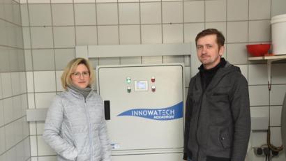 Bild: Andreas Royer
Sabine und Claus Pilhofer im Milch-Tankraum vor dem Steuerungskasten der Innowatech-Aquadron-Anlage, der die Membranzellen-Elektrolyse regelt.