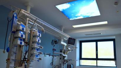 Bild: exb/Hausmann
Das Krankenhaus St. Barbara Schwandorf verfügt dank dem erst kürzlich bezogenen Neu- und Erweiterungsbau über eine der modernsten und großzügigsten Intensivstationen Deutschlands mit 22 Plätzen.