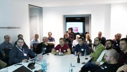 Bild: Witt-Gruppe
DevCamp-Teilnehmer blicken bei einer "Session" gebannt zum Monitor.