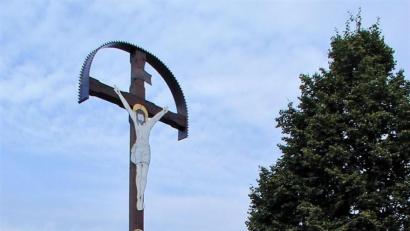 Bild: cr
An der Hohen Linde, Richtung Windischeschenbach, steht noch ein altes Blechschnittkreuz. Heimatverein-Vorsitzender Alfons Barth setzte sich vor Jahren für die Renovierung ein.