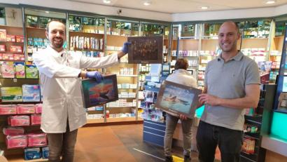 Bild: adj
Den gebührenden Abstand einhaltend präsentieren Jens Simon und Apotheker Ralph Bauer die Puzzle, die es für Familien gratis gibt.