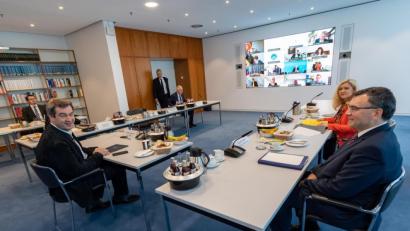 Bild: Peter Kneffel/dpa
Markus Söder, Melanie Huml, Staatsministerin für Gesundheit und Pflege, und Florian Herrmann, Leiter der Staatskanzlei und Staatsminister für Bundes- und Europaangelegenheiten und Medien, vor Beginn der Kabinettssitzung, die als Videoschaltkonferenz stattfindet.