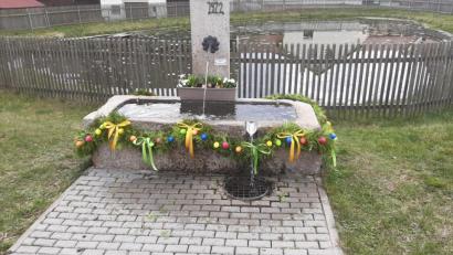 Bild: Corinna Schönberger
Ein bunter Osterbrunnen ziert den Platz vor dem Dorfweiher in Großenschwand.