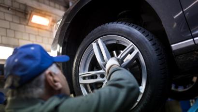 Bild: Alexander Heinl
Beim Reifenwechseln gelten neue Regeln.