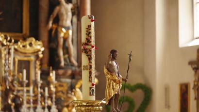 Bild: &quot;JOCHEN NEUMANN 
ERBENDORF&quot;
Ab Ostersonntag brennt in der Pfarrkirche Mariä-Himmelfahrt das Licht der Osterkerze, das die Gläubigen mit nach Hause nehmen können.