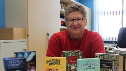 Bild: stg
Schulleiter German Helgert und die Fachschaft Deutsch der Realschule Kemnath appellieren zum sinnvollen Lesen in der Ferienzeit - und da dürfen die Bücher von Cornelia Funke natürlich nicht fehlen.