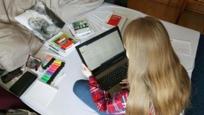 Bild: David Young/dpa
Abiturientin Sophie Halley lernt zwischen ihren Schulsachen auf ihrem Bett.