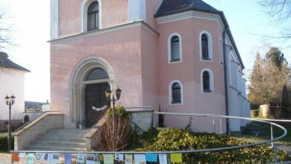 Bild: exb
Vor der Kirche der evangelischen Gemeinde in Mitterteich sind Gebetstexte ausgehängt, weitere können ergänzt werden.