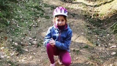 Bild: ld
Die Idee von Melanie und Hanna (Foto) steckt an hat sich zur Mitmachaktion entwickelt. Immer mehr Bilder entstehen im Wald und die Listen der angefügten Namen werden immer länger