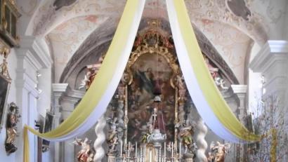 Bild: rgl
Aus der geschmückten Luher Pfarrkirche werden die Gottesdienste per Livestream ins Internet übertragen.