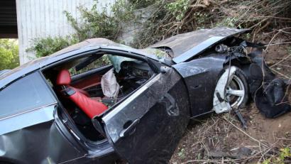 Bild: Alexander Auer/dpa
Ein spektakulärer Unfall in Regensburg im Jahr 2019. Auch hier soll es zuvor ein illegales Rennen gegeben haben.