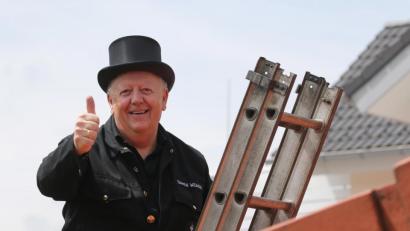 Bild: Karl-Josef Hildenbrand
Daumen hoch für die Kaminkehrer: Hausbesitzer dürfen sie ins Haus lassen – auf eine Umarmung sollte man verzichten..