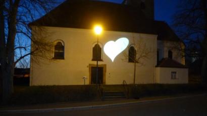 Bild: bk
Ein großes Herz für alle Dienenden leuchtet an der evangelischen St-Martins-Kirche in Kaltenbrunn.