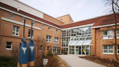 Bild: td
Die Asklepios-Klinik in Schwandorf-Lindenloh: Die reguläre Versorgung der orthopädischen Patienten wurde mit Blick auf die Entwicklung der Covid 19-Patienten heruntergefahren und es werden nur noch medizinisch dringliche Eingriffe durchgeführt.