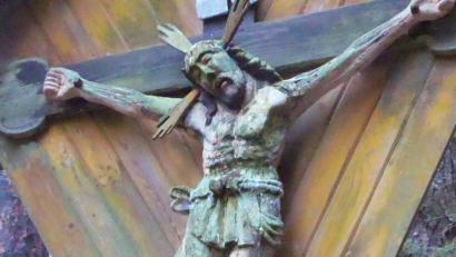 Bild: fsb
In vielen Orten legen die Gläubigen an Karfreitag Blumen zu Füßen des Gekreuzigten ab, auch an Wegkreuzen wie auf diesem Bild bei Pirk.