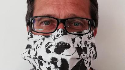 Bild: ass
Ob medizinisch oder selbstgenäht wie in diesem Bild. Patienten sollten beim Besuch von Arztpraxen eine Gesichtsmaske tragen.