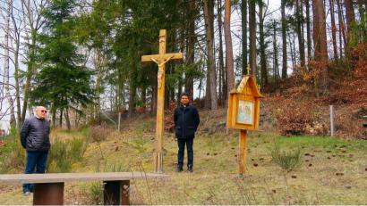 Bild: bsc
Ein großes Kreuz erwartet die Besucher am Ende des Kreuzwegs im Garten von Hans Vogl (links). Pfarrer Joseph (rechts) lobte den Künstler für sein religiöses Engagement.