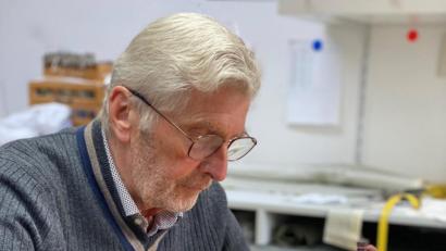 Bild: jr
Ernst Zeitler bei der Arbeit an der Nähmaschine.