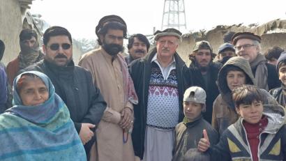 Bild: Shelter Now/exb
In diesem Lager von Binnenflüchtlingen in Kabul, das Georg Taubmann (Mitte) und sein Stellvertreter Dieter Drexler (rechts mit Brille) im Winter besuchten, sind inzwischen 35 Frauen und 15 Kinder verstorben. Shelter Now leistet Hilfe mit Lebensmittel-Rationen.