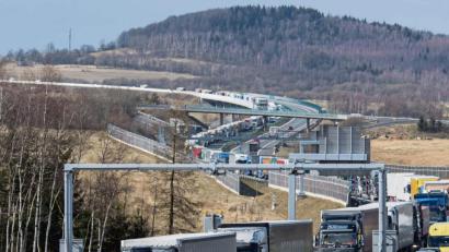 Bild: Robert Michael/dpa
Bedingter freier Warenverkehr Autobahn D8 bei Petrovice: Im Kampf gegen die Ausbreitung des Coronavirus schließt Tschechien seine Grenzen weitgehend für Ausländer aus mehreren europäischen Ländern.