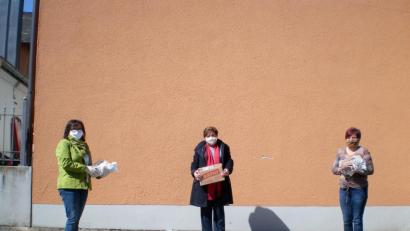 Bild: sei
Renate Puckschamel (links) und Sabine Pröls (rechts) übergaben an stellvertretende Bürgermeisterin Rita Steiner 150 Mund- und Nasenmasken. Bürgermeister Richard Kammerer will diese allen in Mantel ehrenamtlich tätigen Helfern zur Verfügung stellen.