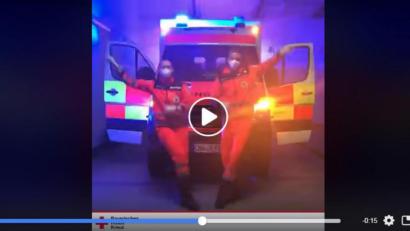 Bild: Facebook/Brklgst
Zwei Mitglieder des BRK Furth im Wald tanzen den Coronadance.