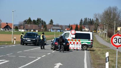 Bild: jr
Noch am Montag kontrollierten Beamte der Bereitschaftspolizei aus Nürnberg die Zufahrten um Mitterteich. Seit heute ist die strenge Ausgangssperre wieder aufgehoben.