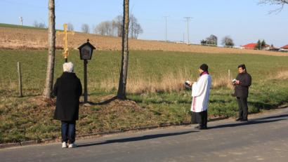 Bild: wro
Den Kreuzweg beteten Pater Martin, Pfarrer Joseph und Pfarrgemeinderatssprecherin Christa Müller (von rechts) gemeinsam. Anders als sonst wurde der Gang zur Kapelle „Maria Frieden“ aber von niemandem begleitet.