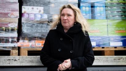 Bild: Sven Hoppe/dpa
Kerstin Schreyer (CSU), Verkehrsministerin von Bayern, steht vor einem beladenen Lkw.