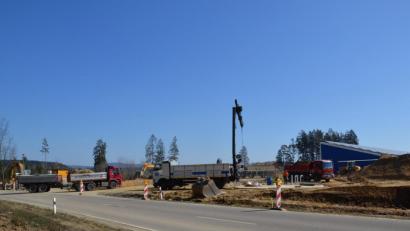 Bild: gi
Richtig viel los ist derzeit auf der Baustelle „Gewerbegebiet Hammermühle“. Für 1,2 Millionen Euro erschließt der Markt Moosbach das rund sechs Hektar große Areal.