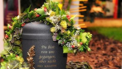 Bild: Archiv
Ob Urne oder Sarg: Bestattungen müssen nicht aufgeschoben werden. Die Zahl der Teilnehmer ist aber auf maximal 15 begrenzt.