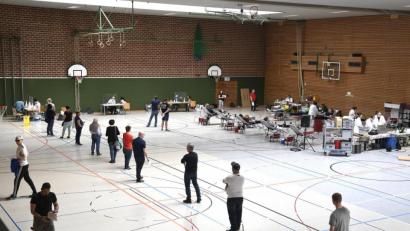 Bild: Petra Hartl
Beim BRK-Blutspendetermin in der Krötensee-Turnhalle in Sulzbach-Rosenberg hat es super geklappt: Ausreichend Abstand sorgte für Sicherheit. So soll das am Dienstag, 14. April, von 14 bis 20 Uhr auch in der Dreifach-Turnhalle des GMG in Amberg aussehen (Krumbacher Straße 2a).