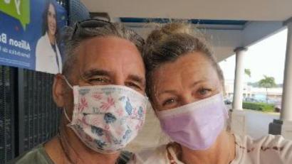 Bild: Barth/exb
Familie Barth vor dem Supermarkt in Puerto Rico. Immer präsentes Reiseaccessoire: Die Gesichtsmaske.