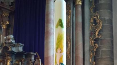 Bild: jzk
Die neue Osterkerze in der Stadtpfarrkirche Kemnath.
