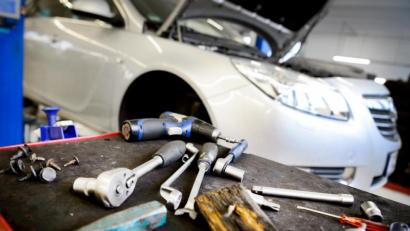 Bild: Sina Schuldt
Derzeit dürfen Autofahrer ihre Wagen nur in dringenden Fällen zur Werkstatt bringen.