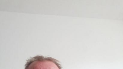 Bild: ubb
Jürgen Schlieske sitzt in seinem Marktredwitzer Büro an seinem Schreibtischund hofft sehr, dass er über seinen Aufruf durch Oberpfalzmedien die Herzen der Grenzbeamten am Grenzübergang Selb erweichen kann. Der Marktredwitzer wohnt eigentlich in Marienbad, aber er darf nicht mehr zu seiner Frau Jitka seit die Grenzen dicht sind.