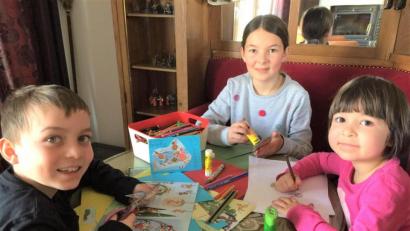 Bild: lg
"Frühling und Ostern" wollen Leopold (von links), Liselotte und Luise in Form von selbst gebastelten Grußkarten den Senioren ins Alten- und Pflegeheim bringen.