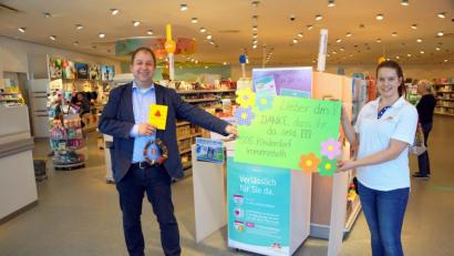 Bild: bkr
In Kemnath trafen wir Holger Hassel bei seiner Fahrt im (vor dem) dm-Markt als er Filialleiterin Lena Geyer ein Dankeschönplakat mit Osterkranz und –karte überreichte.