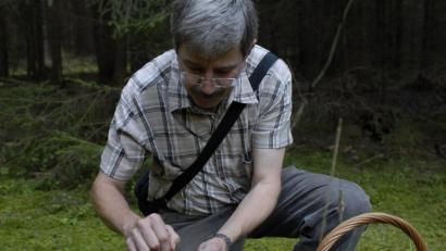 Archivbild: san
Pilz-Experte Herbert Baumanis bei einem seiner Streifzüge durch den Wald. In der Hand hält er ein Kuhmaul, einen Verwandten des Steinpilzes. Doch bis dieser Pilz wächst, ziehen noch ein paar Monate ins Land.